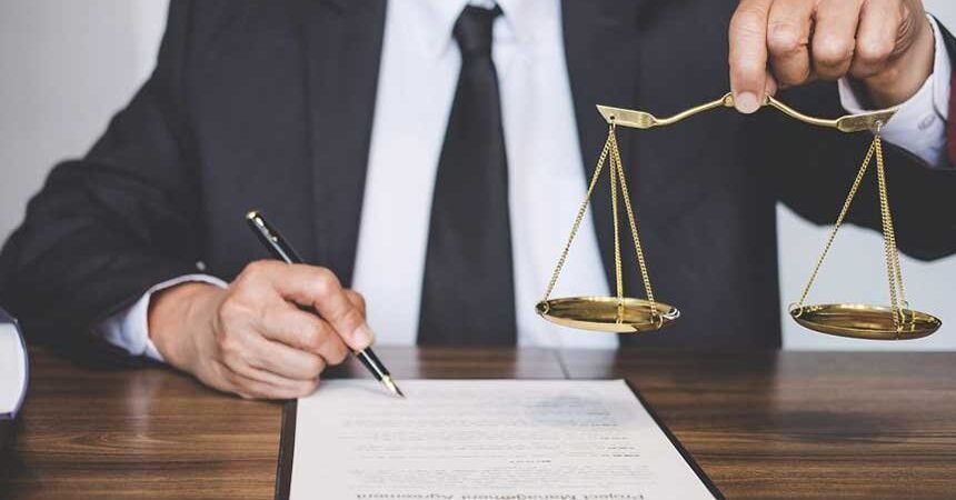 Describe el proceso de elaboración y presentación de un informe pericial inmobiliario